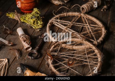 Attributi magici su tavola di legno Foto Stock