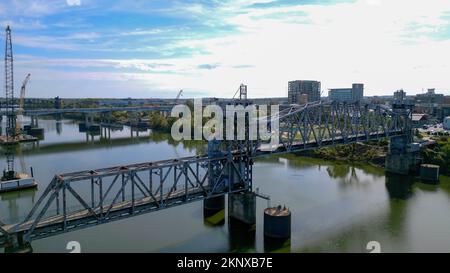 Junction Bridge sul fiume Arkansas a Little Rock - LITTLE ROCK, STATI UNITI - 06 NOVEMBRE 2022 Foto Stock