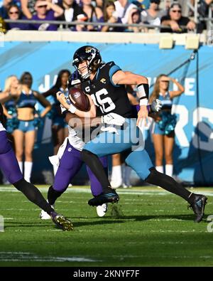 Jacksonville, Stati Uniti. 27th Nov 2022. Il Jaguars Quarterback Trevor Lawrence fuma la palla nel terzo trimestre mentre i Ravens si vestono dei Jaguar al TIAA Bank Field di Jacksonville, Florida, domenica 26 novembre 2022. I Jaguar più underdog hanno sconfitto i Ravens 28-27. Foto di Joe Marino/UPI. Credit: UPI/Alamy Live News Foto Stock