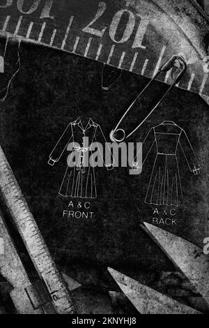 Antichi lavori di moda in bianco e nero su sartoria e utensili tessili. Lavori di lavorazione di dressmaaking Foto Stock