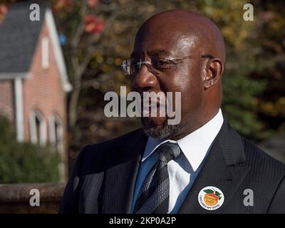 Atlanta, Georgia, Stati Uniti. 27th Nov 2022. Mostrando il suo adesivo ho assicurato il mio voto dopo la votazione, il reverendo Raphael Warnock nota che sta correndo per la rielezione negli Stati Uniti Senato per tutti i cittadini GeorgiaÃs. (Credit Image: © sue Dorfman/ZUMA Press Wire) Credit: ZUMA Press, Inc./Alamy Live News Foto Stock