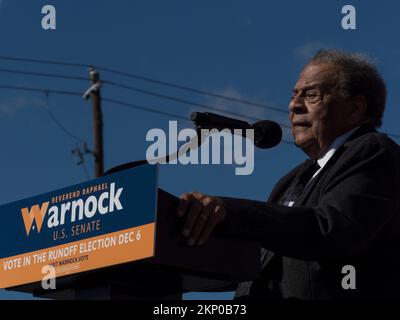 Atlanta, Georgia, Stati Uniti. 27th Nov 2022. L'ambasciatore Andrew Young ha espresso le sue osservazioni in occasione di un raduno per rieleggere il Rev. Raphael Warnock negli Stati Uniti Senato prima di una marcia ai sondaggi. (Credit Image: © sue Dorfman/ZUMA Press Wire) Credit: ZUMA Press, Inc./Alamy Live News Foto Stock