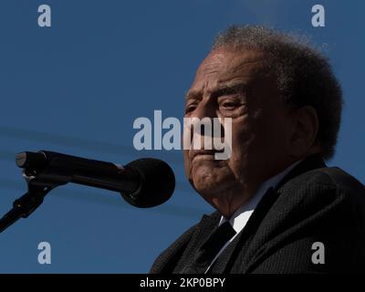 Atlanta, Georgia, Stati Uniti. 27th Nov 2022. L'ambasciatore Andrew Young ha espresso le sue osservazioni in occasione di un raduno per rieleggere il Rev. Raphael Warnock negli Stati Uniti Senato prima di una marcia ai sondaggi. (Credit Image: © sue Dorfman/ZUMA Press Wire) Credit: ZUMA Press, Inc./Alamy Live News Foto Stock