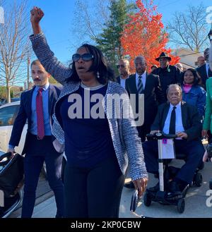 Atlanta, Georgia, Stati Uniti. 27th Nov 2022. Raphael Warnock e l'ambasciatore Andrew Young sono tra coloro che si dirigono ai sondaggi per votare in seguito a un raduno per la rielezione di WarnockÃs. (Credit Image: © sue Dorfman/ZUMA Press Wire) Credit: ZUMA Press, Inc./Alamy Live News Foto Stock