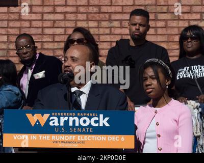 Atlanta, Georgia, Stati Uniti. 27th Nov 2022. Martin Luther King III fa le sue osservazioni in un Rally Pray-March-Vote per rieleggere il Rev. Raphael Wernock negli Stati Uniti Senato come figlia Yolanda Renee King guarda su. (Credit Image: © sue Dorfman/ZUMA Press Wire) Credit: ZUMA Press, Inc./Alamy Live News Foto Stock