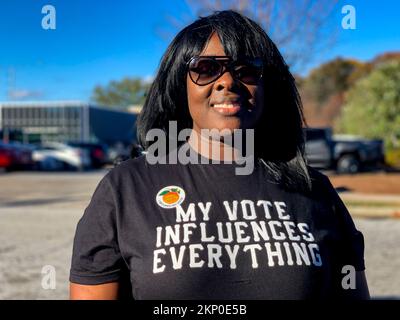 Atlanta, Georgia, Stati Uniti. 27th Nov 2022. Eshe Collins indossava un "il mio voto influenza tutto” per esprimere il suo voto alle elezioni del GeorgiaÃs Senato. (Credit Image: © sue Dorfman/ZUMA Press Wire) Credit: ZUMA Press, Inc./Alamy Live News Foto Stock