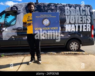 Atlanta, Georgia, Stati Uniti. 27th Nov 2022. Con gli elettori neri Matter van dietro di lui, quest'uomo ricorda alla gente che passa l'importanza del voto. (Credit Image: © sue Dorfman/ZUMA Press Wire) Credit: ZUMA Press, Inc./Alamy Live News Foto Stock