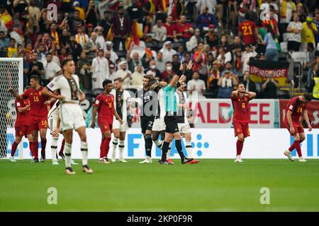 Al Khor, Qatar. 27th Nov 2022. Stadio al Bayt al KHOR, QATAR - 27 NOVEMBRE: I giocatori di Spagna e Germania reagiscono dopo la partita della Coppa del mondo FIFA Qatar 2022 gruppo e tra Spagna e Germania allo stadio al Bayt il 27 novembre 2022 ad al Khor, Qatar. (Foto di Florencia Tan Jun/PxImages) (Florencia Tan Jun/SPP) Credit: SPP Sport Press Photo. /Alamy Live News Foto Stock