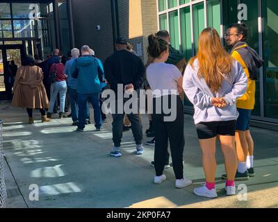 Atlanta, Georgia, Stati Uniti. 27th Nov 2022. Gli elettori della Georgia attendono pazientemente in coda per votare per le elezioni di runoff del Senato. (Credit Image: © sue Dorfman/ZUMA Press Wire) Credit: ZUMA Press, Inc./Alamy Live News Foto Stock