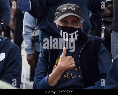 Atlanta, Georgia, Stati Uniti. 27th Nov 2022. Nancy Woodson dà un pollice in su sull'importanza del voto ad un raduno per rieleggere il Rev. Raphael Warnock negli Stati Uniti Senato. (Credit Image: © sue Dorfman/ZUMA Press Wire) Credit: ZUMA Press, Inc./Alamy Live News Foto Stock