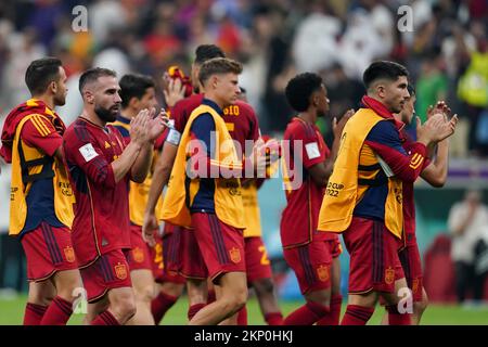 Al Khor, Qatar. 27th Nov 2022. AL KHOR, QATAR - 27 NOVEMBRE: Il giocatore di Spagna saluta i tifosi dopo la Coppa del mondo FIFA Qatar 2022 gruppo e partita tra Spagna e Germania al Bayt Stadium il 27 novembre 2022 a al Khor, Qatar. (Foto di Florencia Tan Jun/PxImages) Credit: PX Images/Alamy Live News Foto Stock