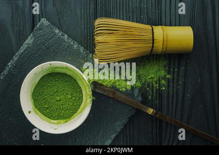 Set con tè matcha verde su sfondo di legno. Cerimonia del tè giapponese. Menu di sfondo cibo. Foto Stock