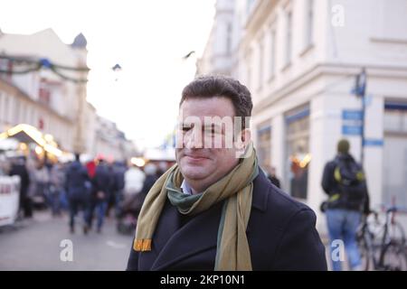 Potsdam, Germania. 27th Nov 2022. Brandeburgo: Mercatino di Natale a luci blu nel centro di Potsdam. La foto mostra Hubertus Heil, Ministro federale del lavoro e degli affari sociali della Repubblica federale di Germania (Foto di Simone Kuhlmey/Pacific Press) Credit: Pacific Press Media Production Corp./Alamy Live News Foto Stock