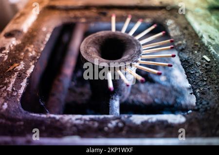 Fiammiferi di famiglia di legno bloccano il percorso per benzina nella stufa. Importazione di carburante blu. Scarsa qualità della vita in assenza di gas. Panico a t Foto Stock