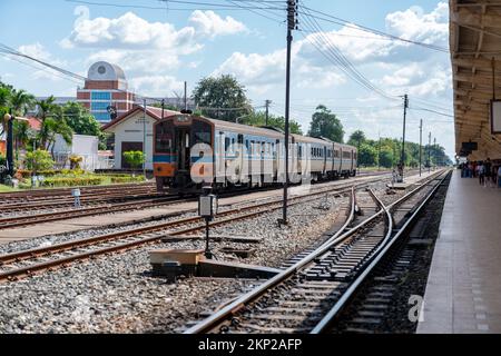 Treno sulla stazione ferroviaria alla stazione locale per guidare fuori dalla stazione nel dayะime. Foto Stock