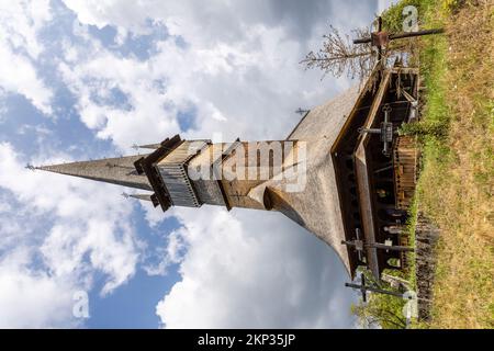 Chiesa degli Arcangeli Michele e Gabriel Chiesa ortodossa rumena nel villaggio di Plopiș, Surdesti, Romania Foto Stock