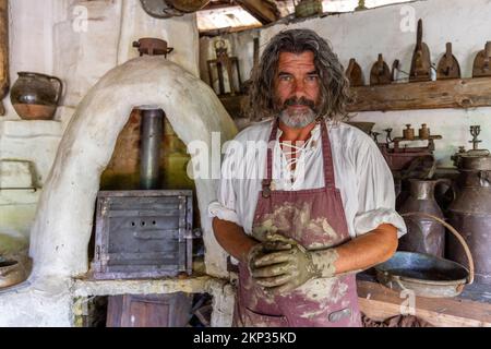 Vasaio e ceramicista a Casa Olarului a Vama Baia Mare, Satu Mare, Romania Foto Stock