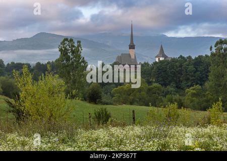 Alba con il monastero dei tre Santi Gerarchi, villaggio di Leud, Romania Foto Stock