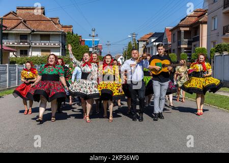 Tradizionale processione di nozze attraverso il villaggio di Certeze, Satu Mare, Romania Foto Stock