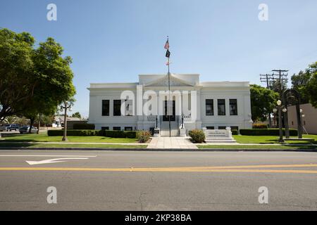 Colton, California, Stati Uniti d'America - 18 settembre 2022: La luce del mattino splende sullo storico centro di Carnegie Library. Foto Stock