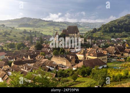 Punto di vista del villaggio di Biertan all'alba, Transilvania, Romania Foto Stock