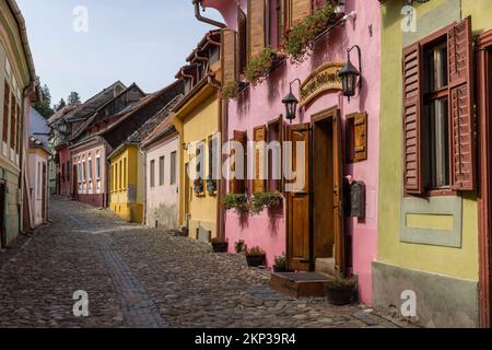 Camminando attraverso le strade della Città Vecchia di Sighisoara, Transilvania, Romania Foto Stock