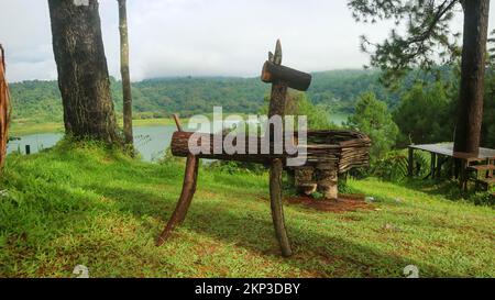 incredibile cervi in legno in un bellissimo giardino Foto Stock