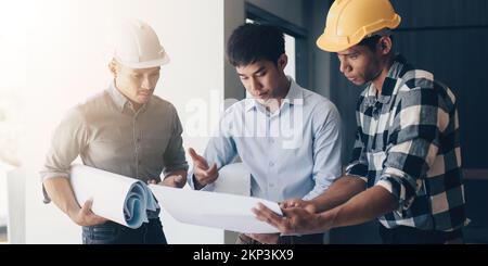 Progettisti professionisti ingegneri strutturali colleghi del team di progettisti di edifici che discutono del progetto di progettazione di piani di edifici Foto Stock