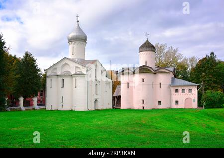 Cortile di Yaroslav di Veliky Novgorod. La Chiesa delle donne che portano mirra e la Chiesa di Procopio, un antico monumento russo del XVI secolo Foto Stock