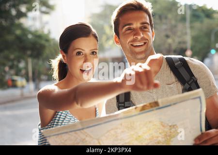 Credo che l'albergo sia tornato così. una giovane coppia godendo le attrazioni di una città straniera. Foto Stock