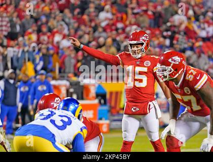 Kansas City, Missouri, Stati Uniti. 27 NOVEMBRE 2022: Patrick Mahomas (15), il quartback dei Kansas City Chiefs, indica le assegnazioni di blocco all'Arrowhead Stadium di Kansas City, Missouri. Jon Robichaud/CSM. Credit: CAL Sport Media/Alamy Live News Foto Stock