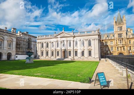 Vista sull'edificio della Senate House e sul Gonville e Caius College (a destra) a Cambridge. Inghilterra, Regno Unito Foto Stock