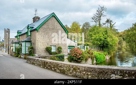 Vista panoramica sulla strada e sul fiume nel villaggio di Cong. Contea di Mayo, Irlanda Foto Stock