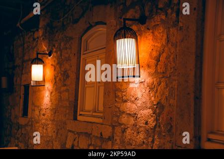 Turisti che mangiano per le strade del resort, belle lampade, decorazioni meravigliose Foto Stock