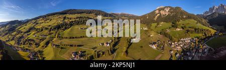 Santa Maddalena, Italia - veduta aerea panoramica del villaggio di Santa Maddalena di giorno. Paesaggio autunnale con case tirolesi tradizionali, cime di montagna Foto Stock