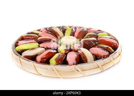 Datteri frutti con marzapane di fronte a sfondo bianco Foto Stock
