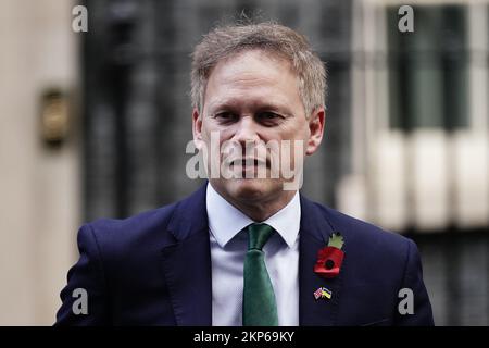 Foto del file datata 08/11/22 del segretario d'affari Grant Shapps lascia Downing Street, Londra, a seguito di una riunione del Gabinetto. È in corso il lancio di uno schema da £1 miliardi di dollari per rendere le case a medio reddito più efficienti dal punto di vista energetico, insieme a una campagna informativa pubblica che consiglia alle persone come ridurre il consumo energetico. Il segretario per l'energia Grant Shapps ha confermato il nuovo programma Eco+ per estendere il sostegno alle case isolanti mentre cerca di far ridurre il consumo energetico alle famiglie. Data di emissione: Lunedì 28 novembre 2022. Foto Stock