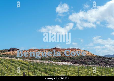 Hermanus, Sud Africa - 20 settembre 2022: Scheda del nome per Benguela Cove Wine Estate vicino Hermanus nella Provincia del Capo Occidentale, contagocce Foto Stock