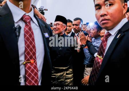 Kajang, Malesia. 24th Nov 2022. Anwar Ibrahim saluta la gente mentre lascia una conferenza stampa. Anwar Ibrahim è stato nominato primo ministro malese del 10th da Yang di-Pertuan Agong al-Sultan Abdullah Ri'ayatuddin al-Mustafa Billah Shah. Anwar Ibrahim aspettò 24 anni per essere il primo Ministro. Centinaia di malesi e media si sono riuniti al Sungai Long Golf and Country Club per testimoniare il momento storico. (Foto di Faris Hadziq/SOPA Images/Sipa USA) Credit: Sipa USA/Alamy Live News Foto Stock