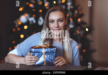 Bella femmina con regali di Natale Foto Stock