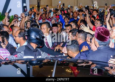 Kajang, Selangor, Malesia. 24th Nov 2022. Anwar Ibrahim saluta i suoi sostenitori mentre lascia una conferenza stampa. Anwar Ibrahim è stato nominato primo ministro malese del 10th da Yang di-Pertuan Agong al-Sultan Abdullah Ri'ayatuddin al-Mustafa Billah Shah. Anwar Ibrahim aspettò 24 anni per essere il primo Ministro. Centinaia di malesi e media si sono riuniti al Sungai Long Golf and Country Club per testimoniare il momento storico. (Credit Image: © Faris Hadziq/SOPA Images via ZUMA Press Wire) Foto Stock