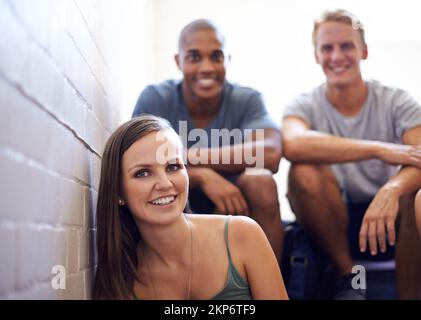 Rilassarsi prima dell'esame finale. studenti universitari seduti in un corridoio. Foto Stock