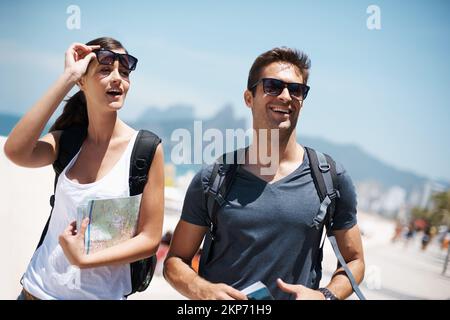 Ora thats qualcosa che non vedete ogni giorno. una giovane coppia che camminava giù per una spiaggia. Foto Stock