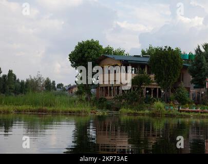 Srinagar, Kashmir, dal lago, casa privata sulla piccola isola Foto Stock