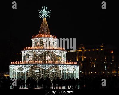 Vilnius, Lituania - 27 novembre 2022: Bellissimo albero di Natale decorato, mercatino di Natale in piazza della Cattedrale di Vilnius, Vilnius, Lituania Foto Stock