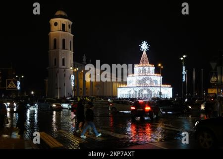 Vilnius, Lituania - 27 novembre 2022: Bellissimo albero di Natale decorato, mercatino di Natale in piazza della Cattedrale di Vilnius, Vilnius, Lituania Foto Stock