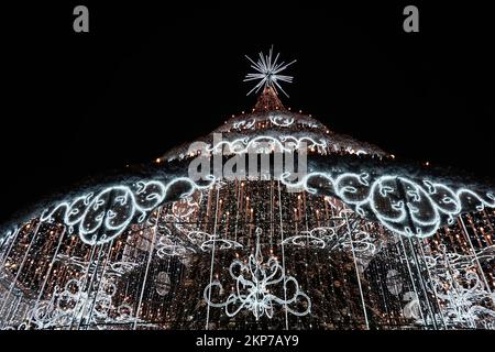 Vilnius, Lituania - 27 novembre 2022: Bellissimo albero di Natale decorato, mercatino di Natale in piazza della Cattedrale di Vilnius, Vilnius, Lituania Foto Stock