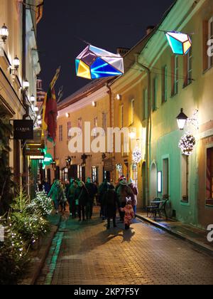 Vilnius, Lituania - 27 novembre 2022: Natale a Vilnius. La gente si gode la serata in via Stikliu decorata per Natale Foto Stock