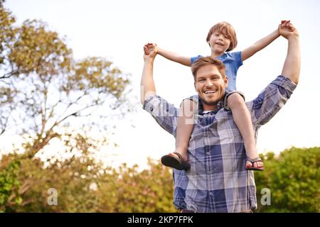 HES un chip fuori dal vecchio blocco. Ritratto di un giovane padre che porta il figlio sulle spalle. Foto Stock