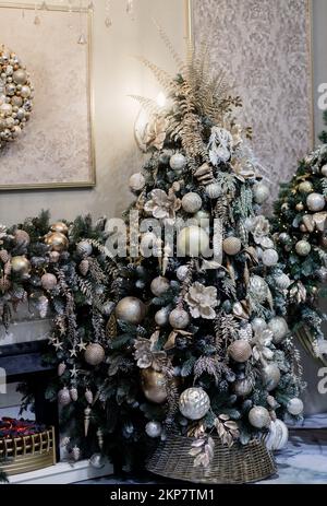 Interno casa decorato festively con albero di Natale Foto Stock